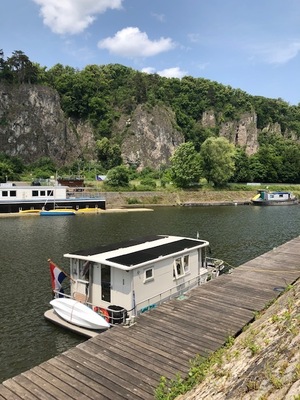 houseboat
